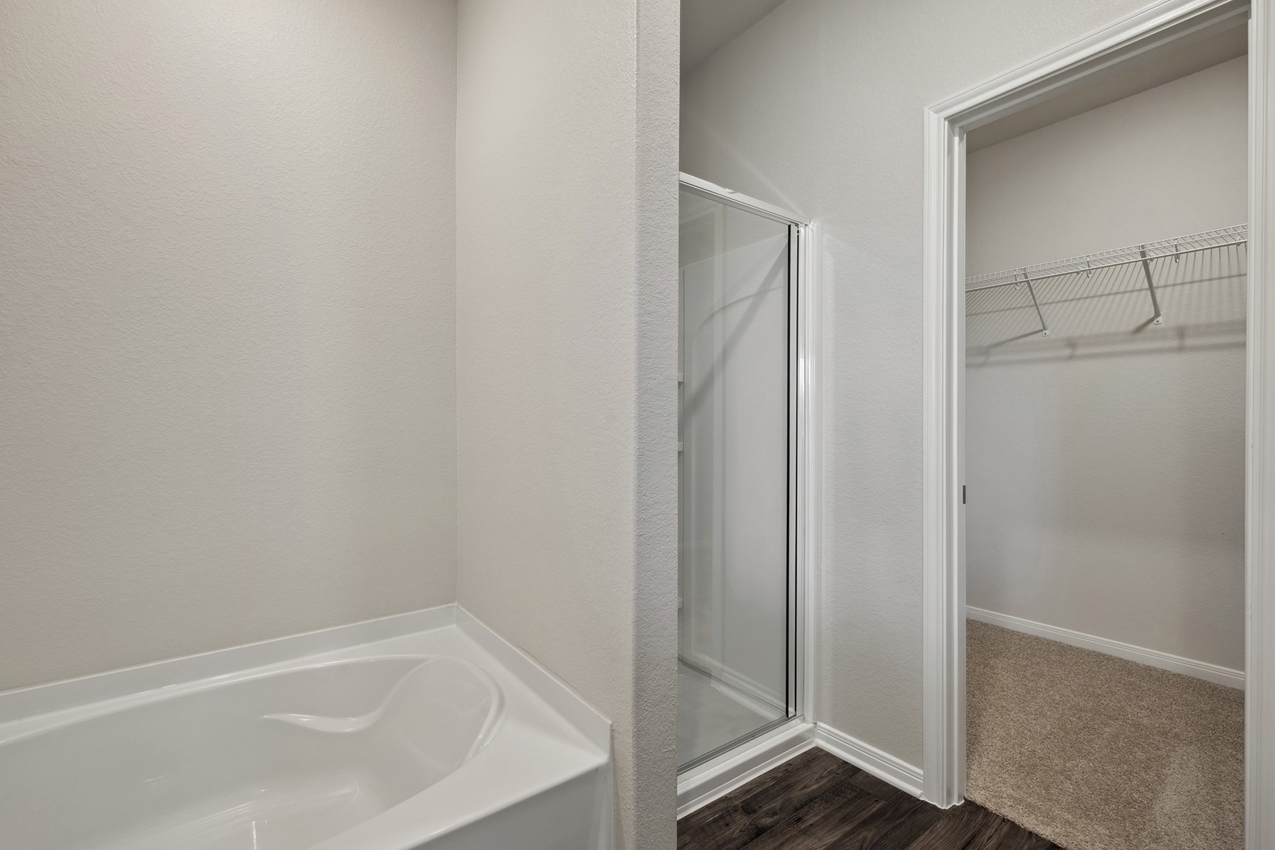 10366 Red Cardinal Drive Cleveland, TX 77328 - Photo 13 of 21 a bathroom with a bathtub