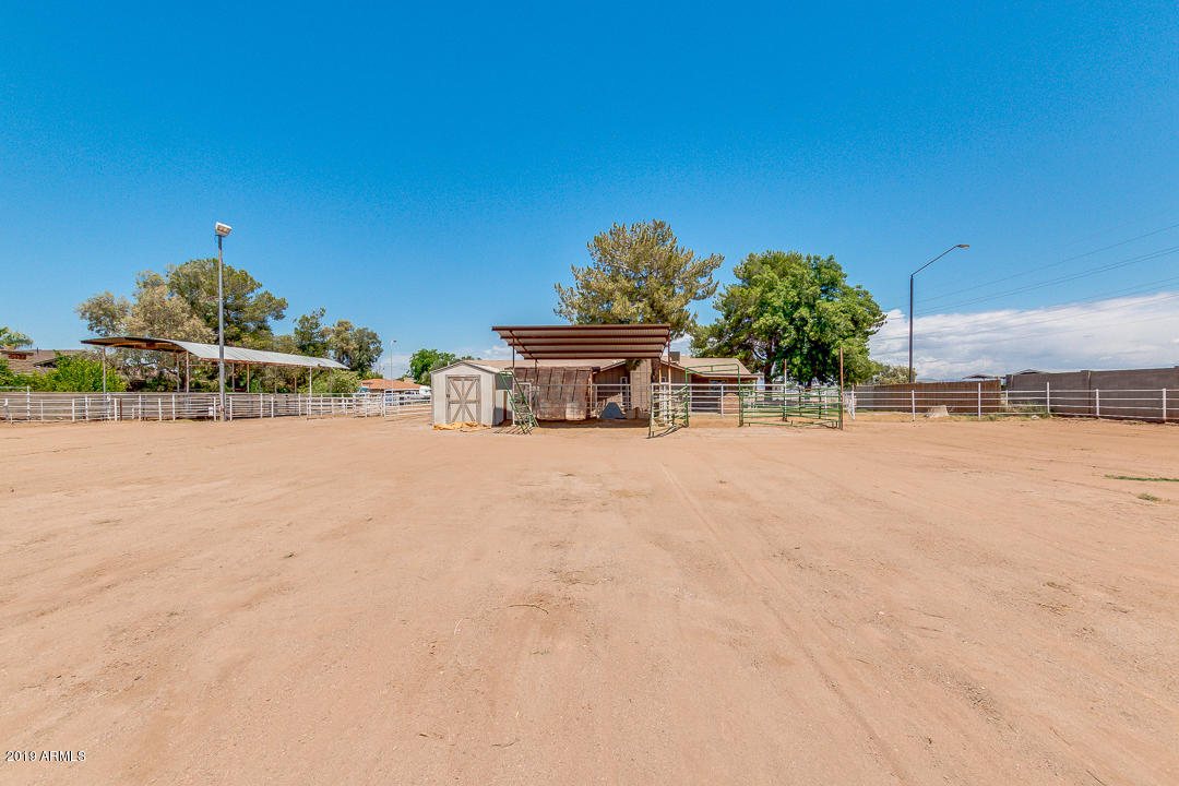 2377 East Willis Road Gilbert, AZ 85297 - Photo 5 of 11 a view of a house with a yard