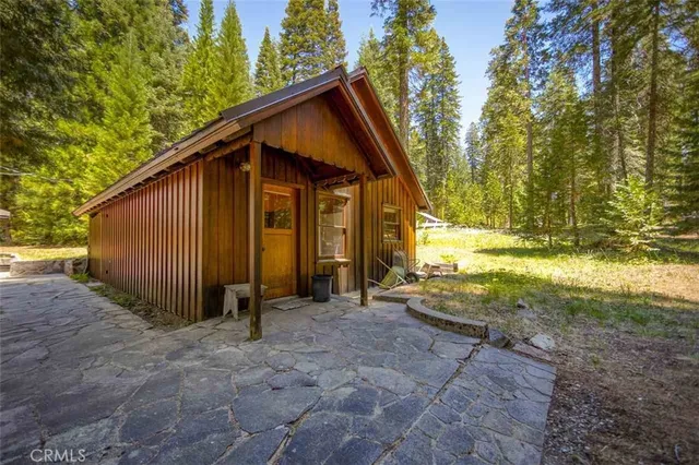 a view of a house with backyard and garden