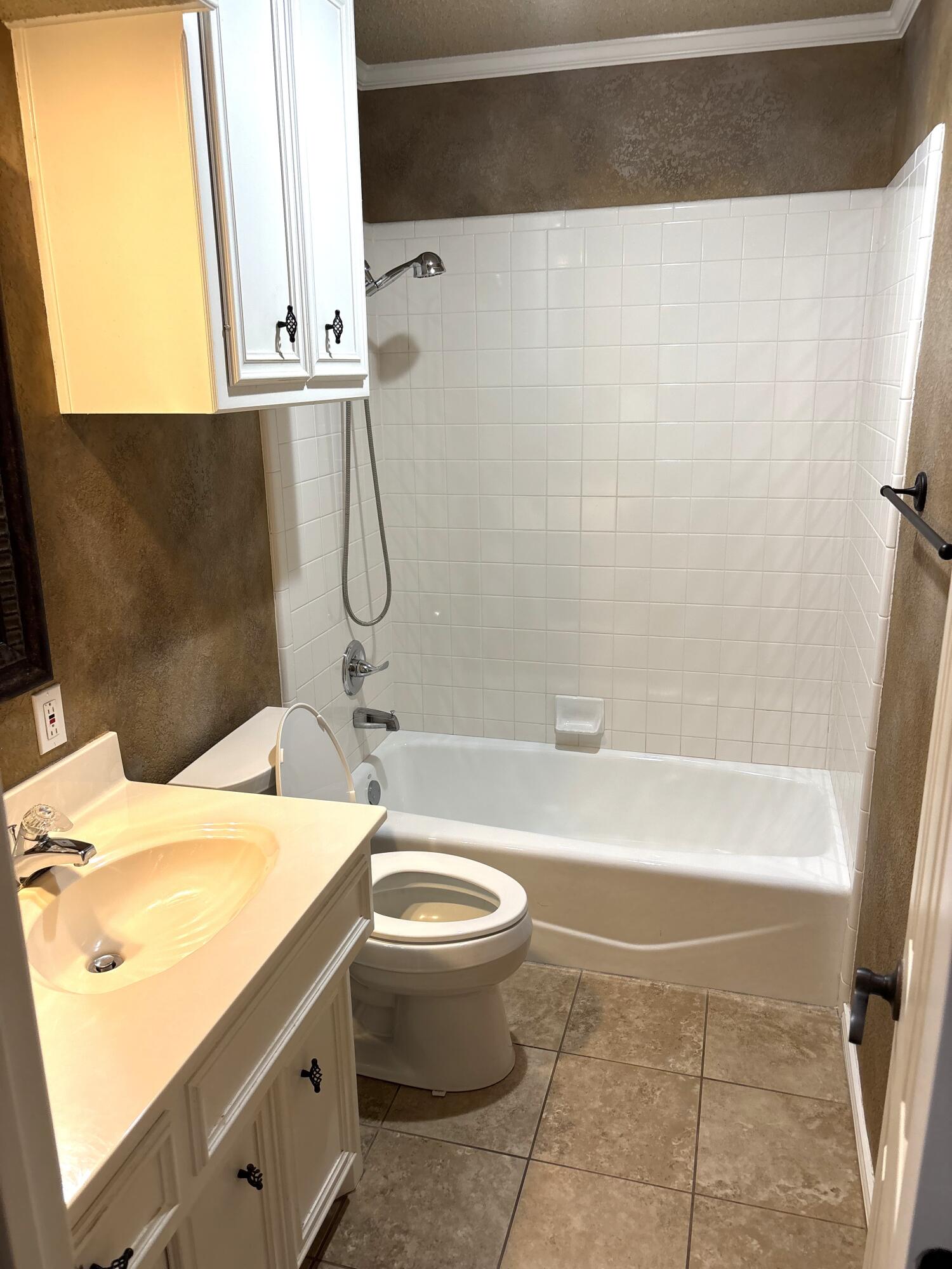 5412 99th Street Lubbock, TX 79424 - Photo 9 of 10 hall bath