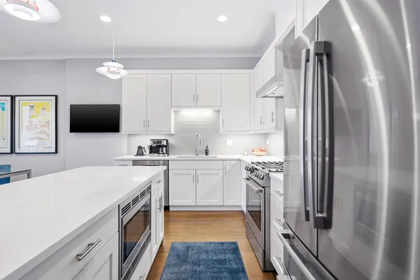 $925,000 | 1470 West Winona Street, Unit 102, Chicago, IL 60640