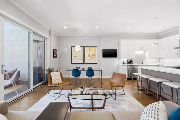 $925,000 | 1470 West Winona Street, Unit 102, Chicago, IL 60640