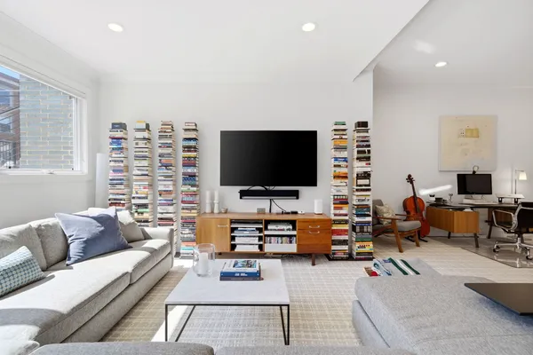 $925,000 | 1470 West Winona Street, Unit 102, Chicago, IL 60640