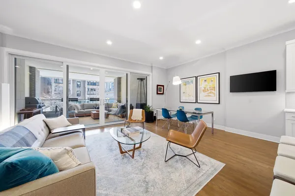 $925,000 | 1470 West Winona Street, Unit 102, Chicago, IL 60640