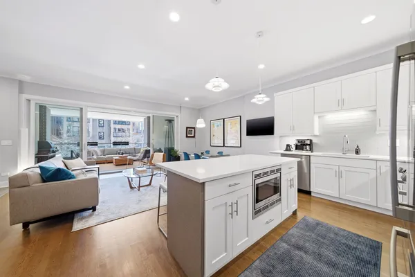 $925,000 | 1470 West Winona Street, Unit 102, Chicago, IL 60640