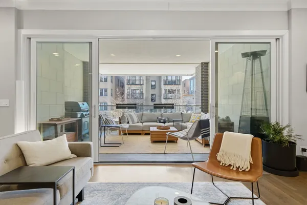 $925,000 | 1470 West Winona Street, Unit 102, Chicago, IL 60640