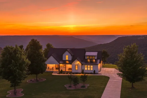 $899,000 | 925 Sunset Circle, Jasper, TN 37347