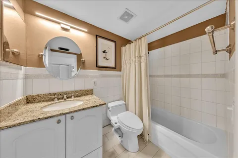 $220,000 | 2124 Northeast 5th Avenue, Unit 212, Wilton Manors, FL 33305