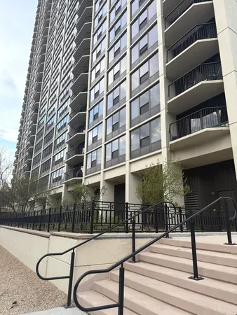 $2,000 | 1560 North Sandburg Terrace, Unit 3709, Chicago, IL 60610