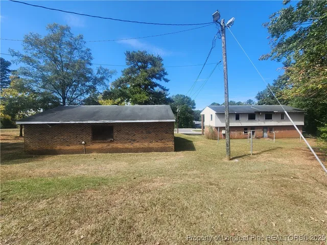 a view of a backyard