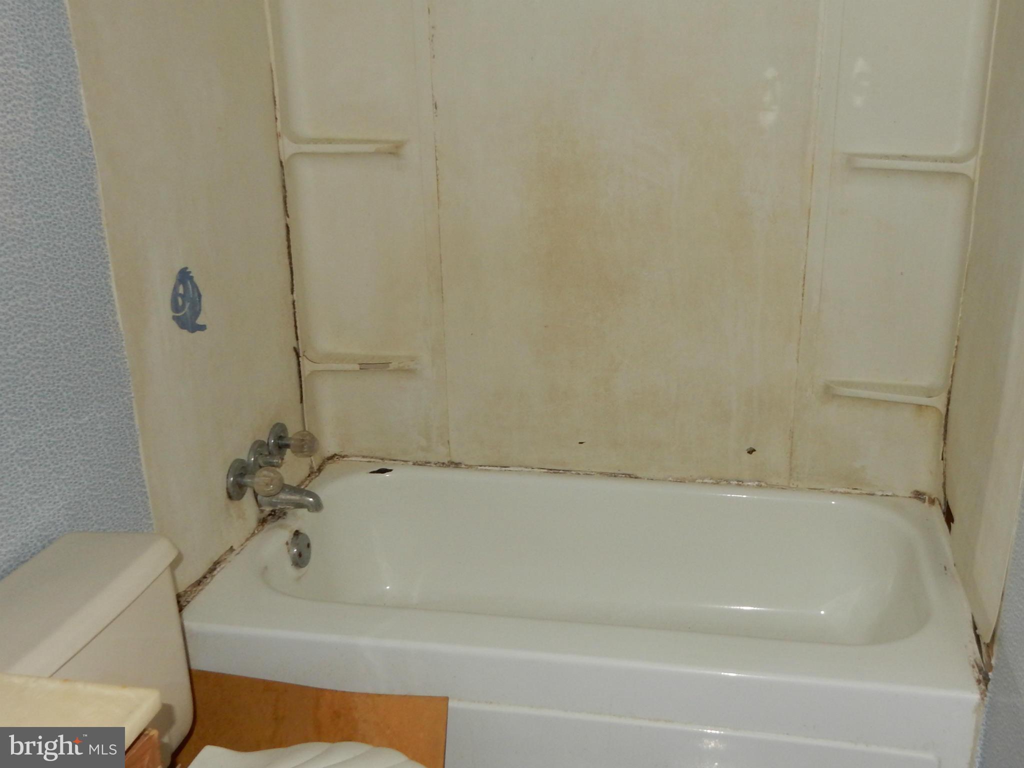 4107 Hollins Ferry Road Baltimore, MD 21227 - Photo 7 of 10 Bath
