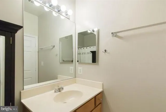 $2,400 | 5106 D Travis Edward Way, Unit 5106D, Centreville, VA 20120