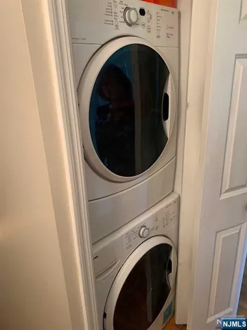 a close up view of a washer and dryer