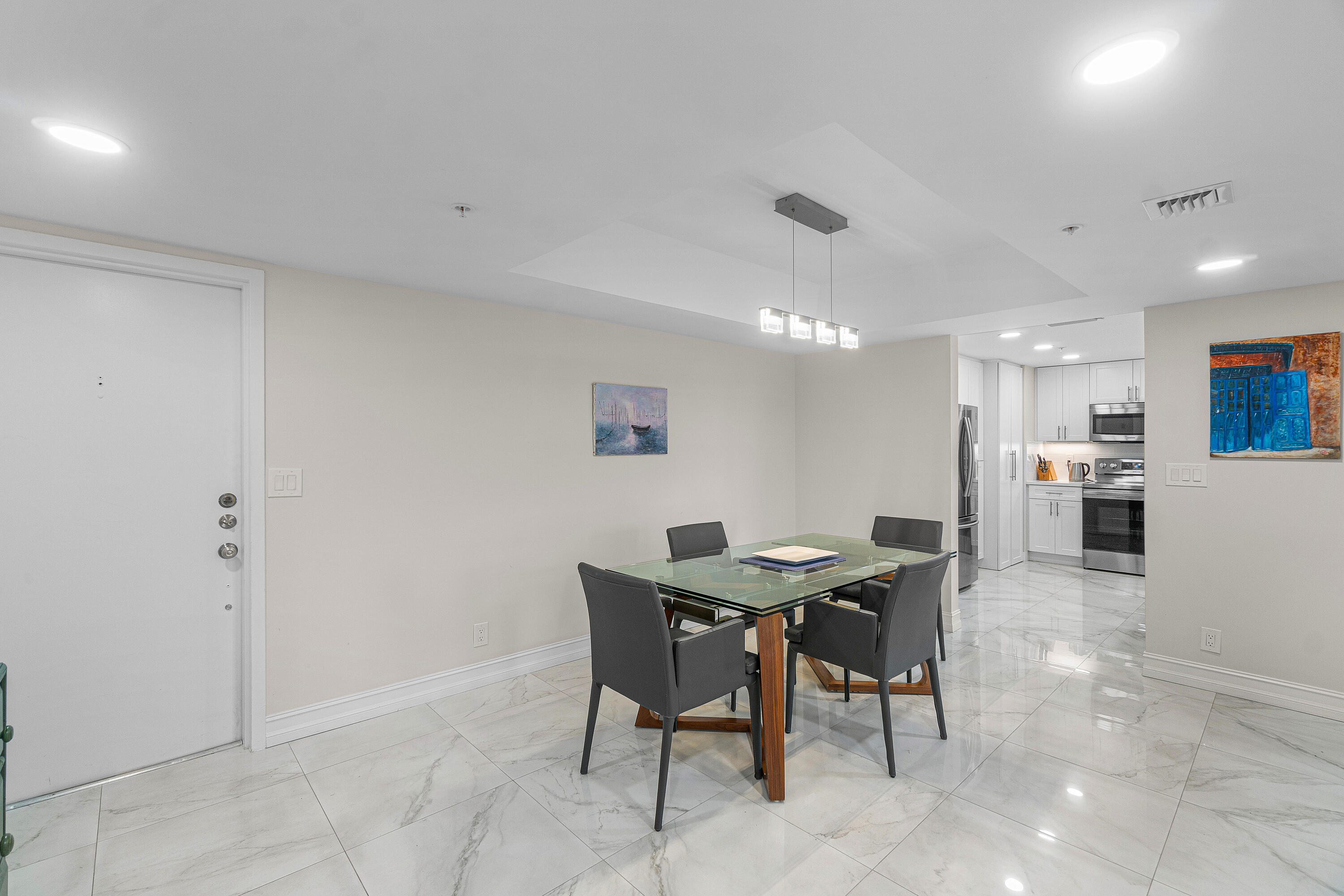 7768 Lakeside Boulevard, Unit 533 Boca Raton, FL 33434 - Photo 8 of 29 Dining Kitchen