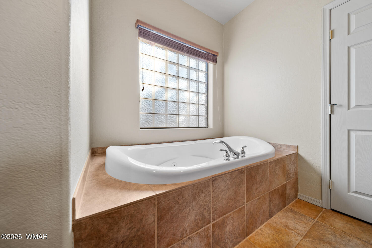 2940 Constellation Lane Overgaard, AZ 85933 - Photo 18 of 86 Large jetted tub for relaxing