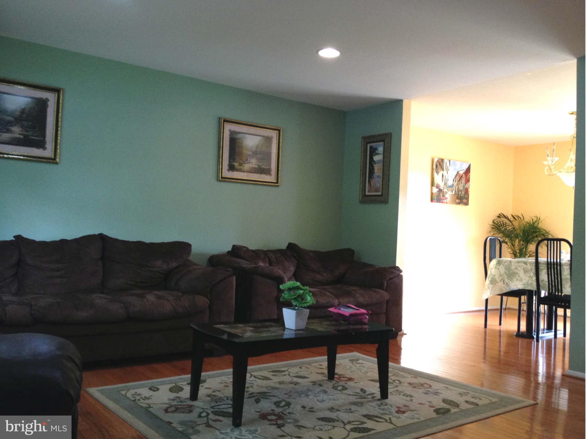 1201 East Beech Road Sterling, VA 20164 - Photo 4 of 11 Living Room