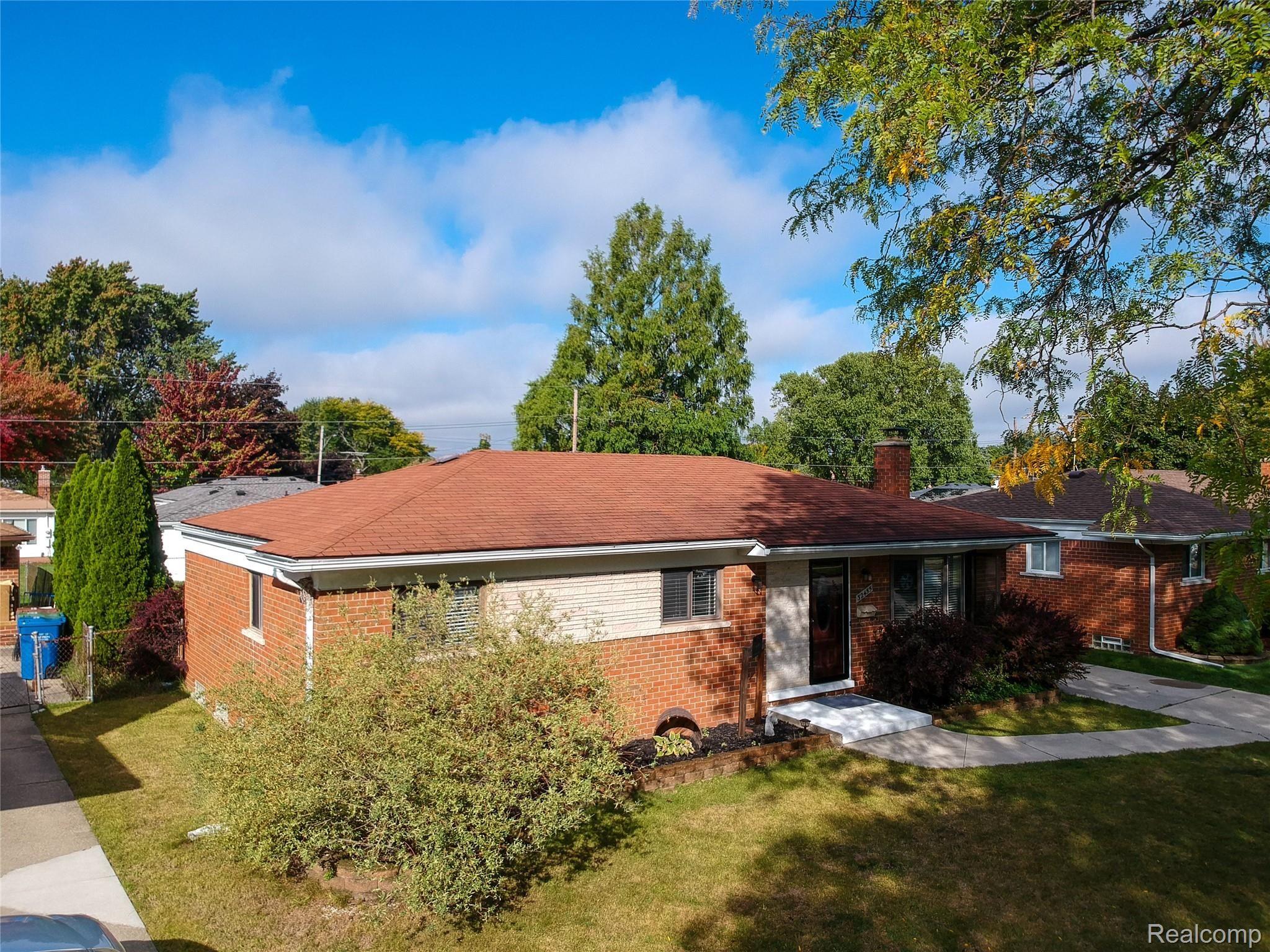 32455 Ridgefield Avenue Warren, MI 48088 - Photo 1 of 34 Front of house.jpg