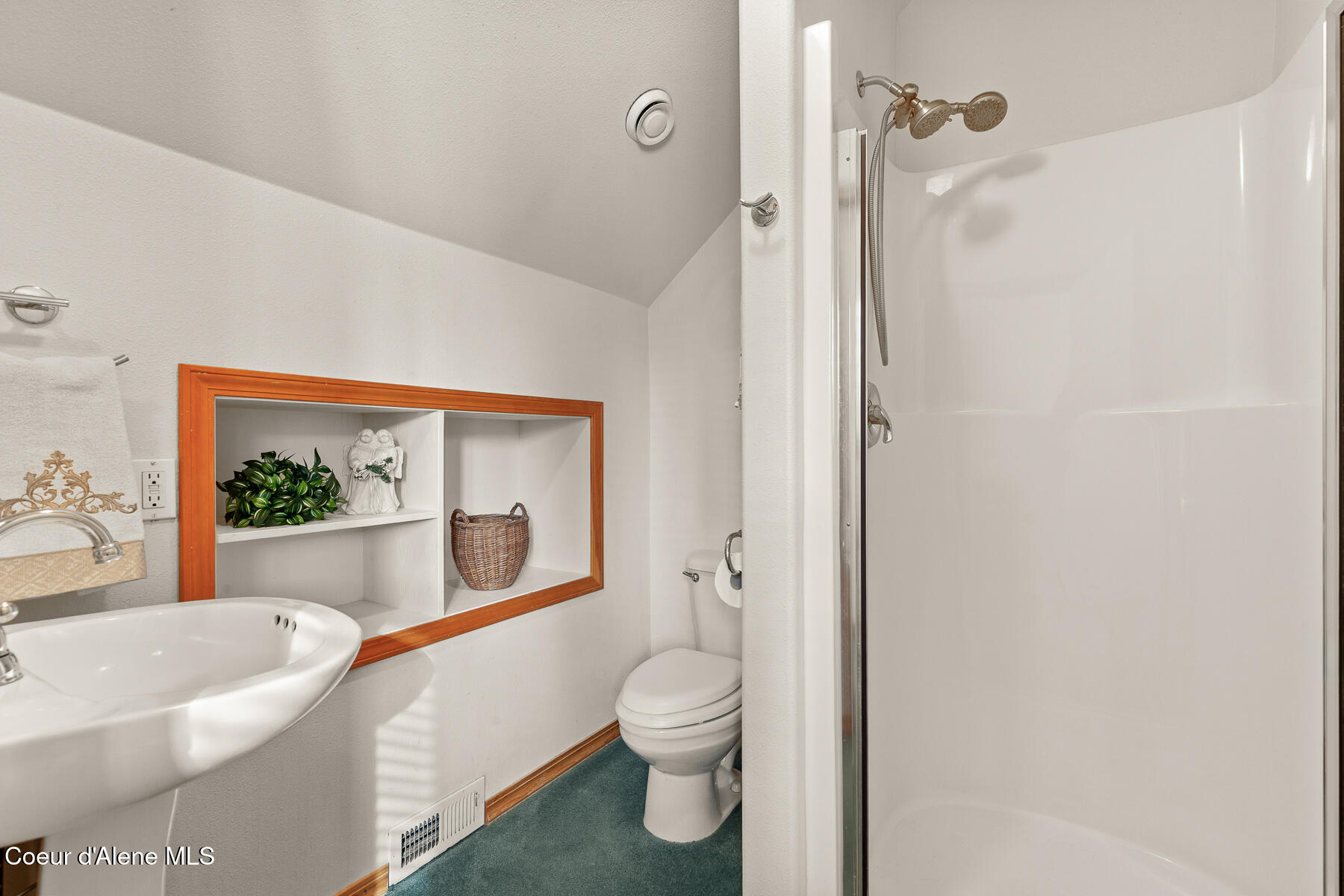 664 Stoneridge Road Blanchard, ID 83804 - Photo 23 of 40 Upper Level Bathroom