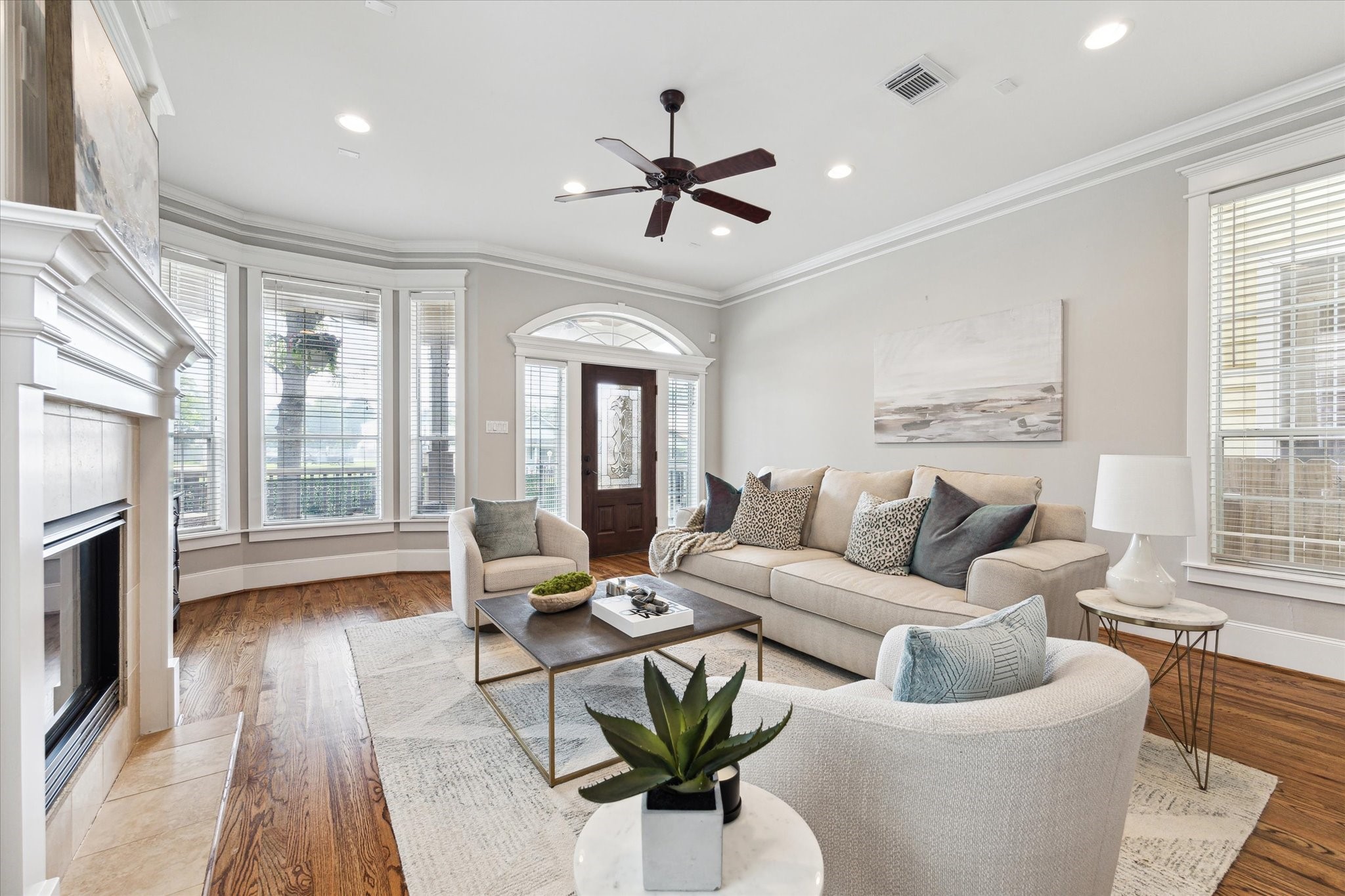 809 West 20th Street Houston, TX 77008 - Photo 12 of 39 a living room with furniture fireplace and a large window