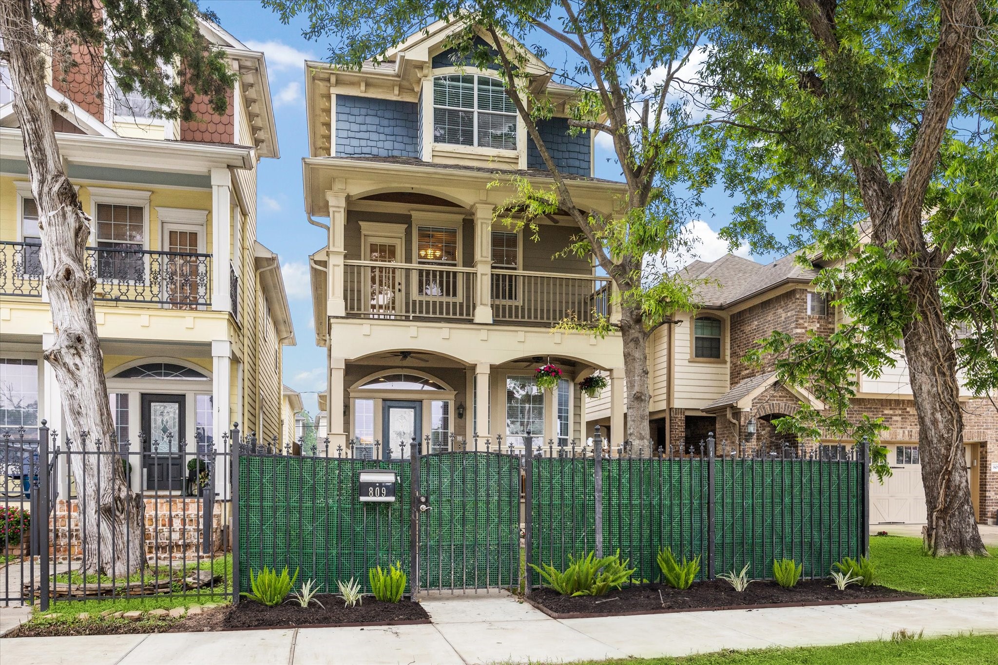809 West 20th Street Houston, TX 77008 - Photo 2 of 39 front view of a house with a garden
