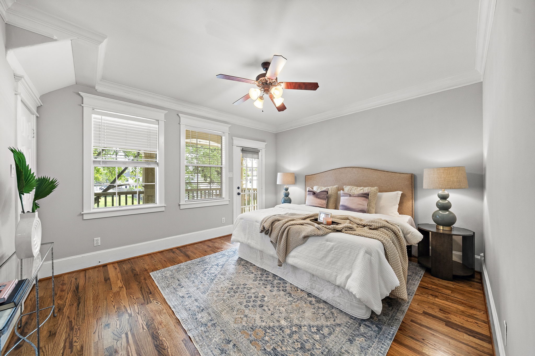 809 West 20th Street Houston, TX 77008 - Photo 21 of 39 a bedroom with bed and a window