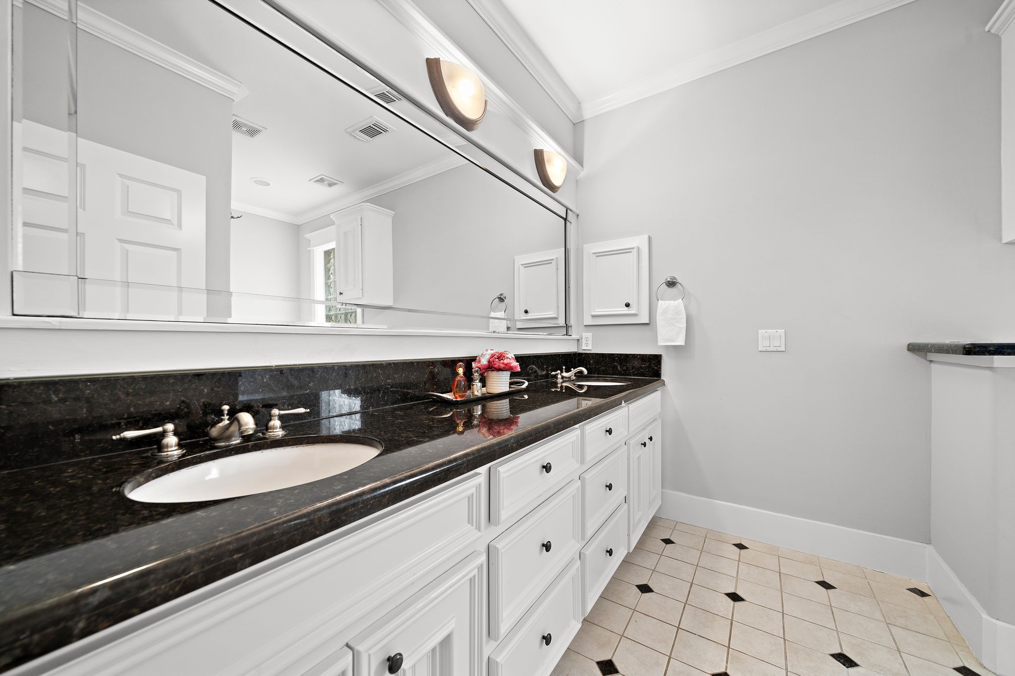 809 West 20th Street Houston, TX 77008 - Photo 24 of 39 a bathroom with a sink and a mirror