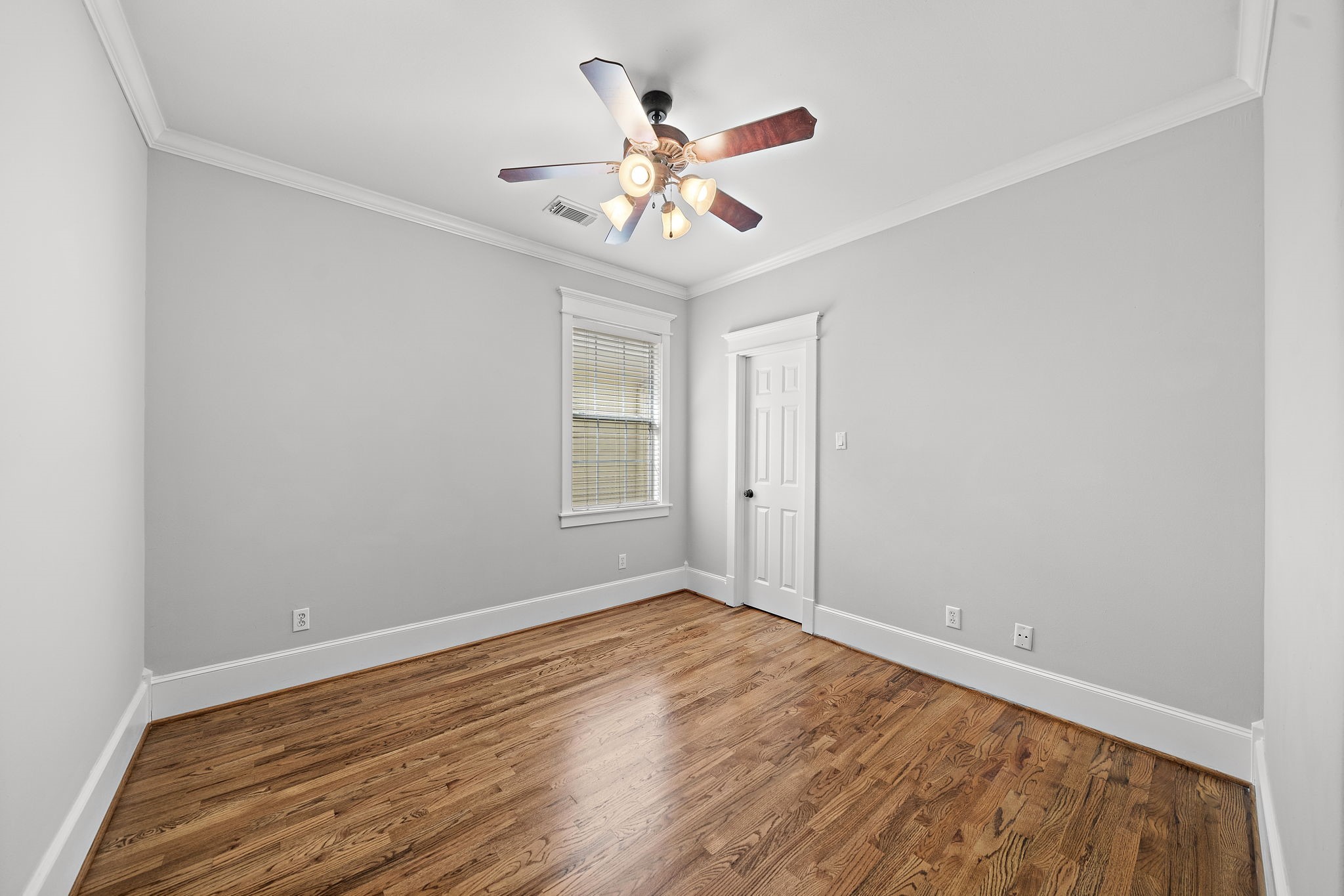 809 West 20th Street Houston, TX 77008 - Photo 26 of 39 a view of an empty room with wooden floor and a ceiling fan