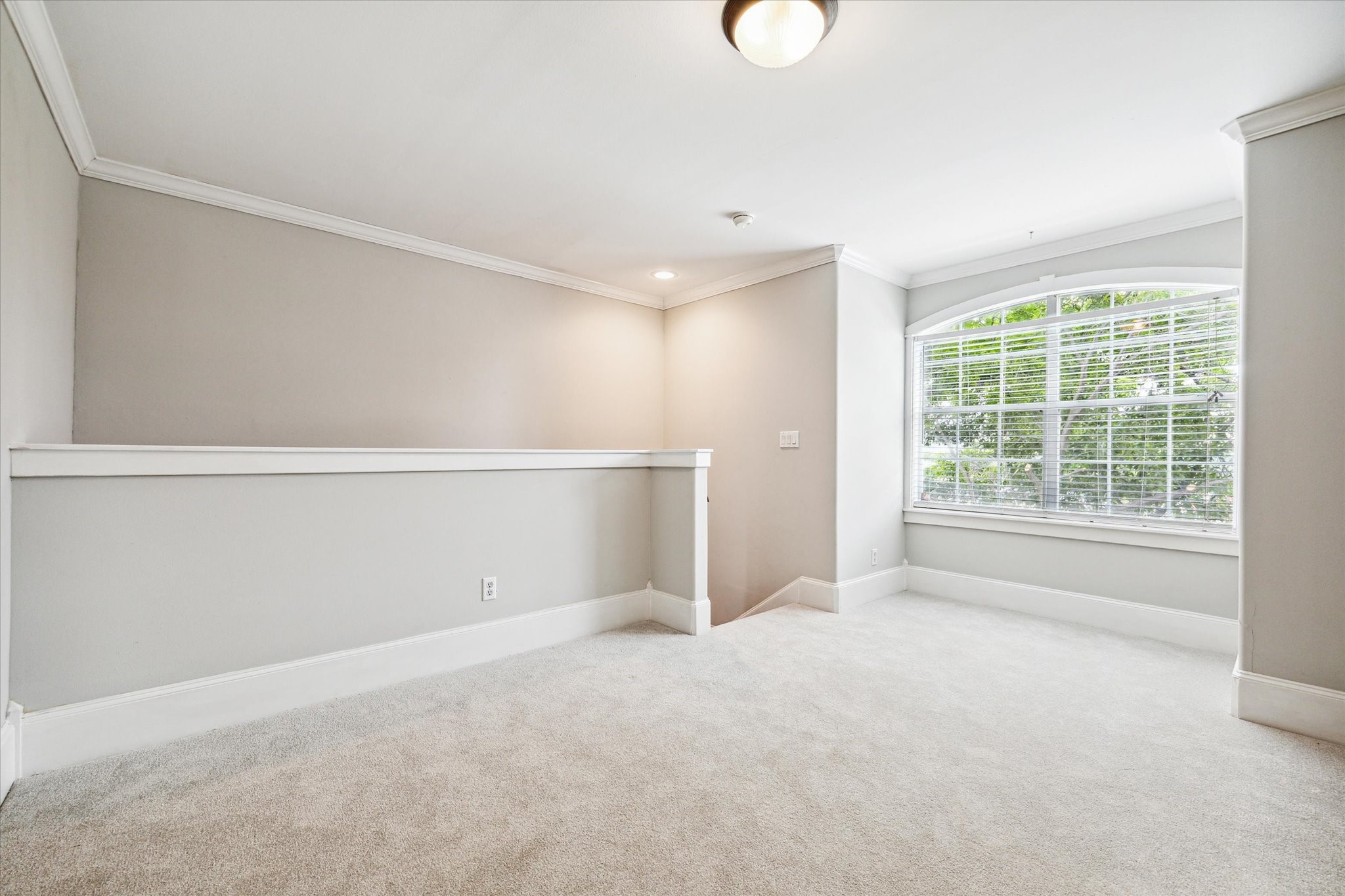 809 West 20th Street Houston, TX 77008 - Photo 29 of 39 a view of an empty room with a window