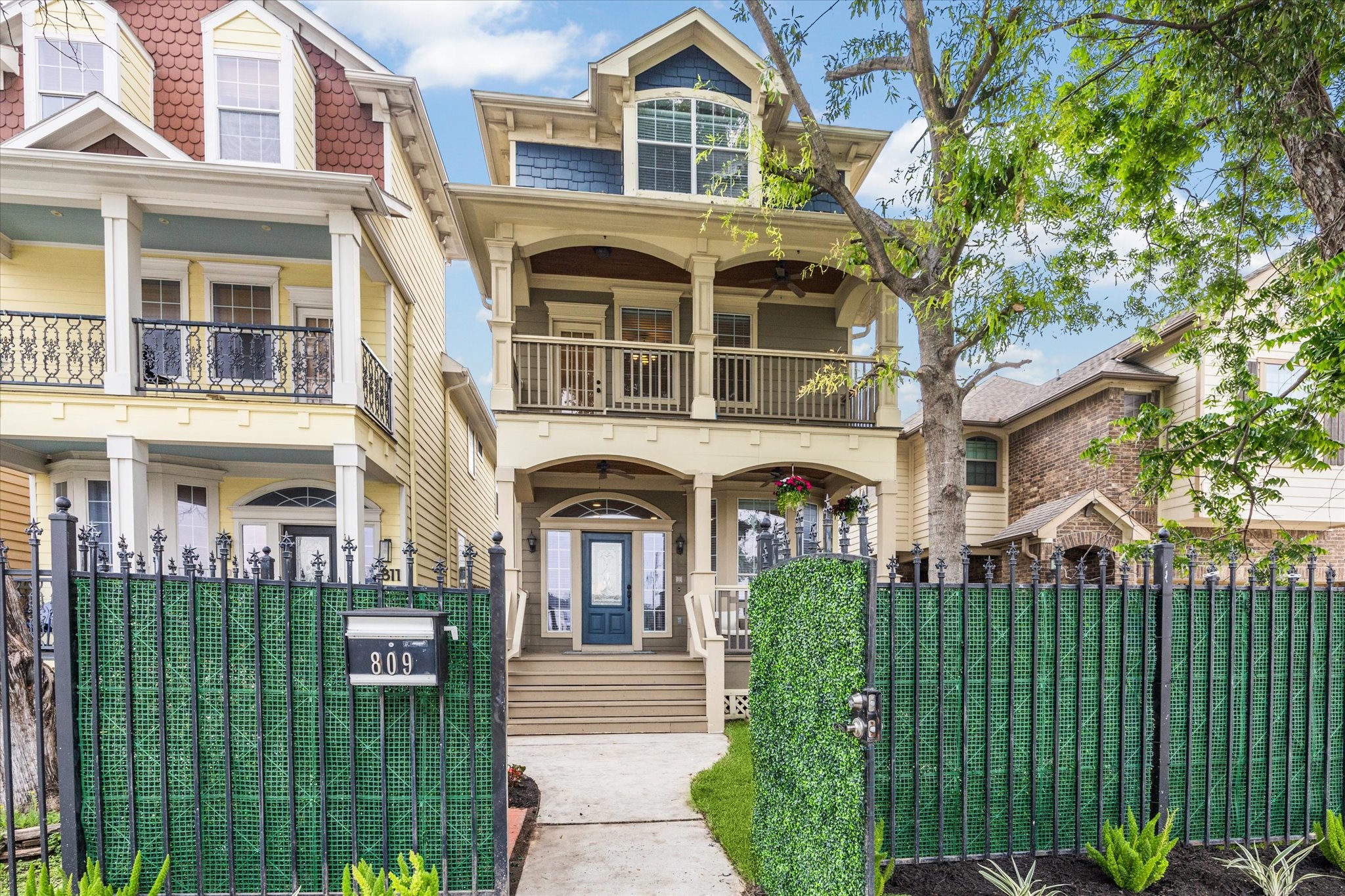 809 West 20th Street Houston, TX 77008 - Photo 3 of 39 a front view of a house with a garden