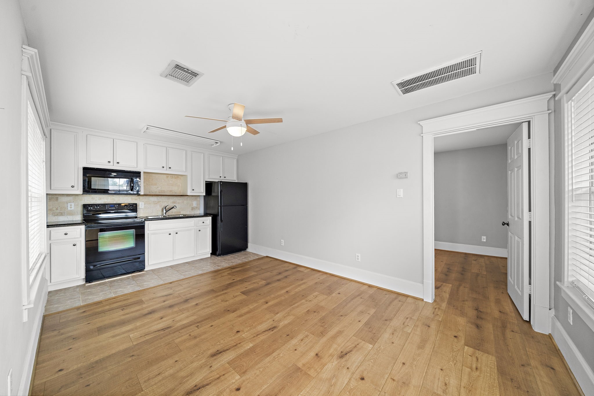809 West 20th Street Houston, TX 77008 - Photo 31 of 39 a view of kitchen with wooden floor