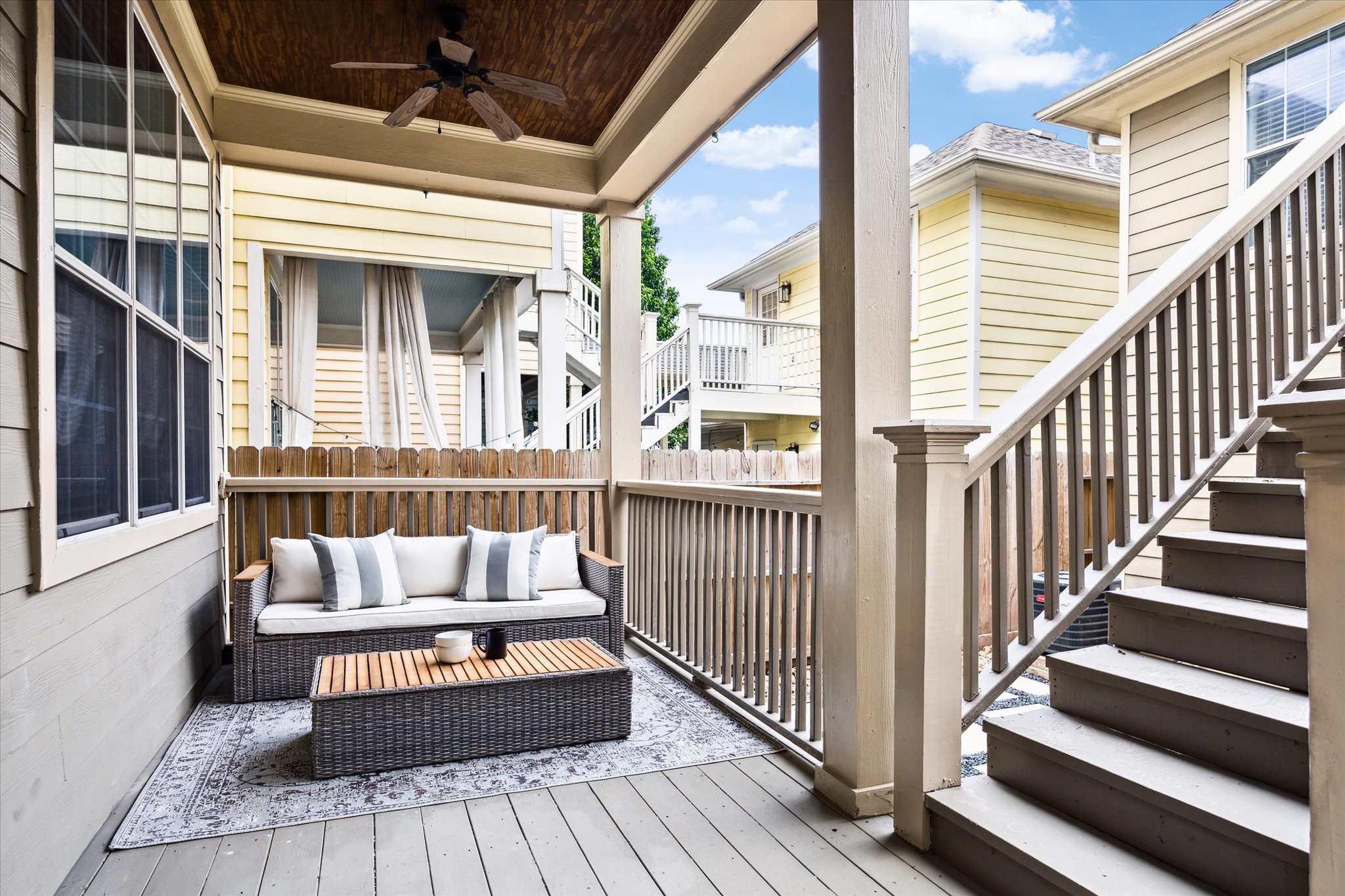 809 West 20th Street Houston, TX 77008 - Photo 35 of 39 a view of a balcony with furniture