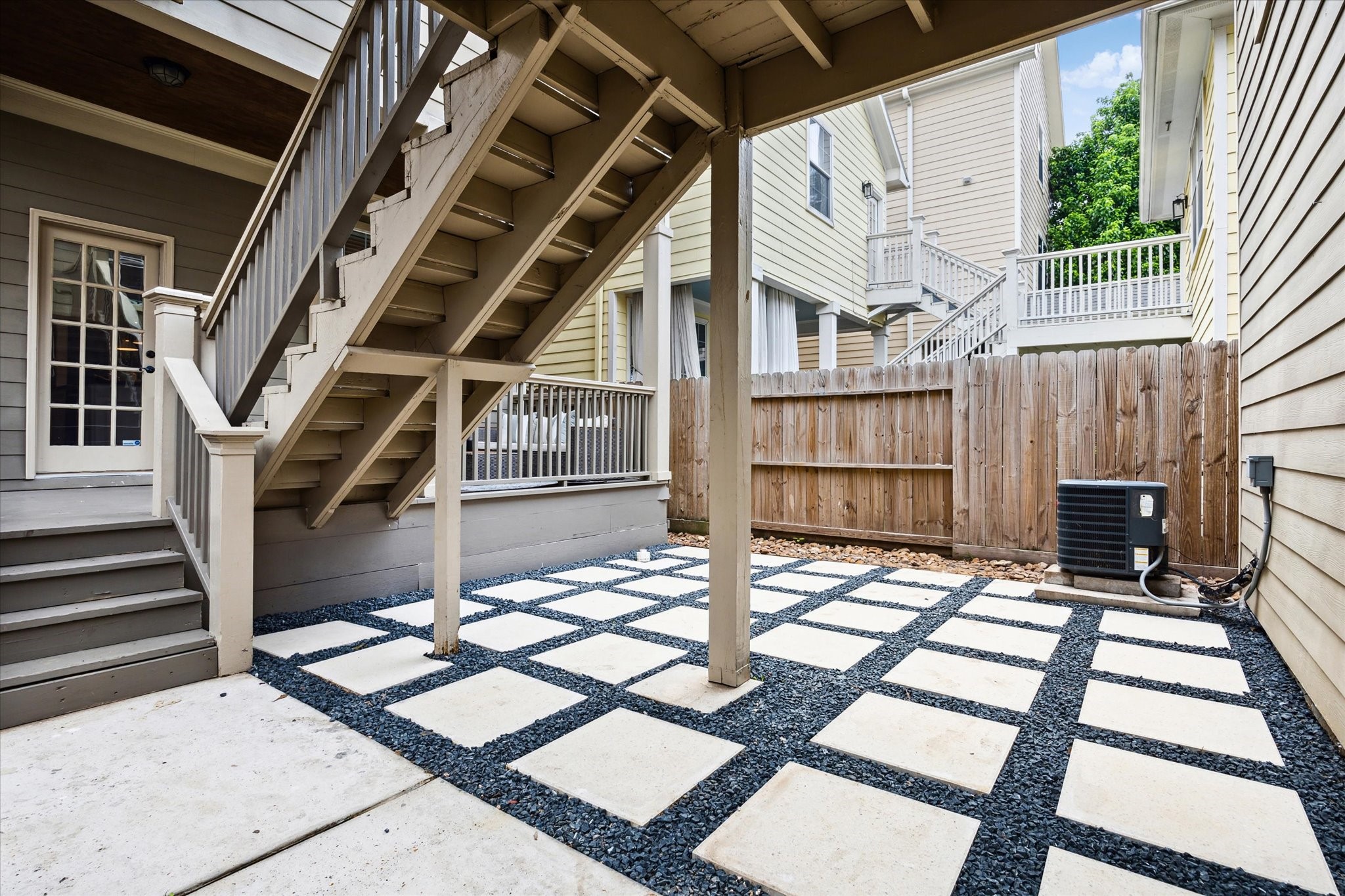 809 West 20th Street Houston, TX 77008 - Photo 36 of 39 a view of an chairs and an entrance to house