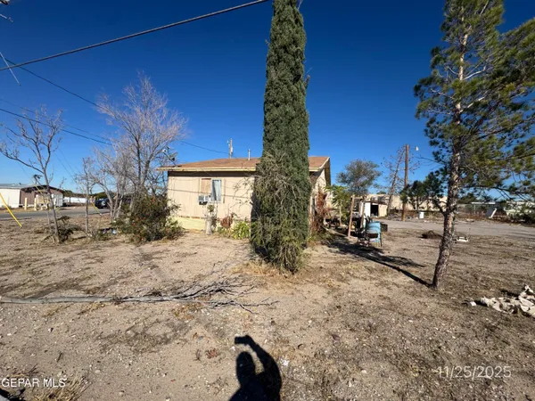 a view of a yard with a house