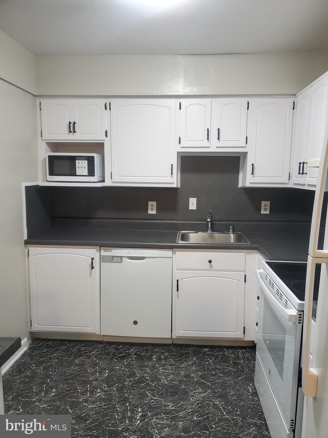 11386 Laurelwalk Drive, Unit 55 Laurel, MD 20708 - Photo 10 of 27 New Microwave
