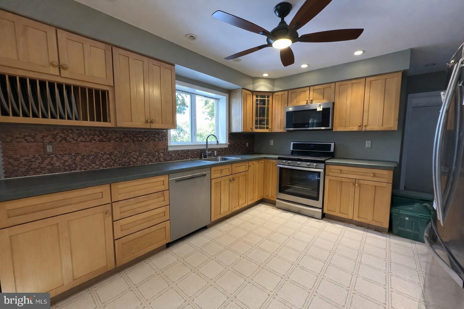 9 Hillside Road Stratford, NJ 08084 - Photo 2 of 3