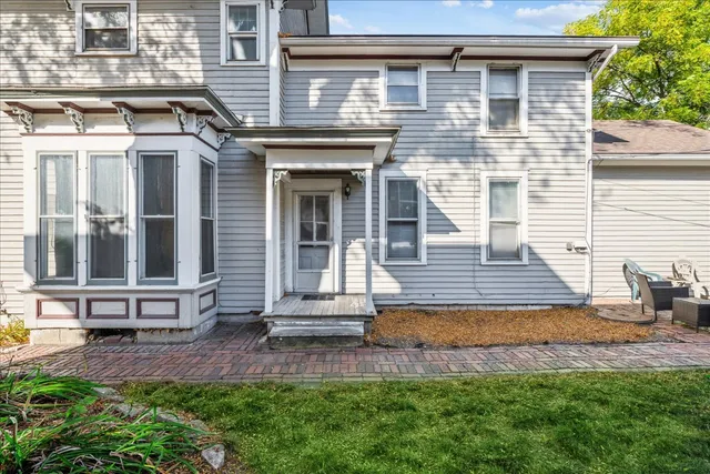 a view of a house with backyard and porch