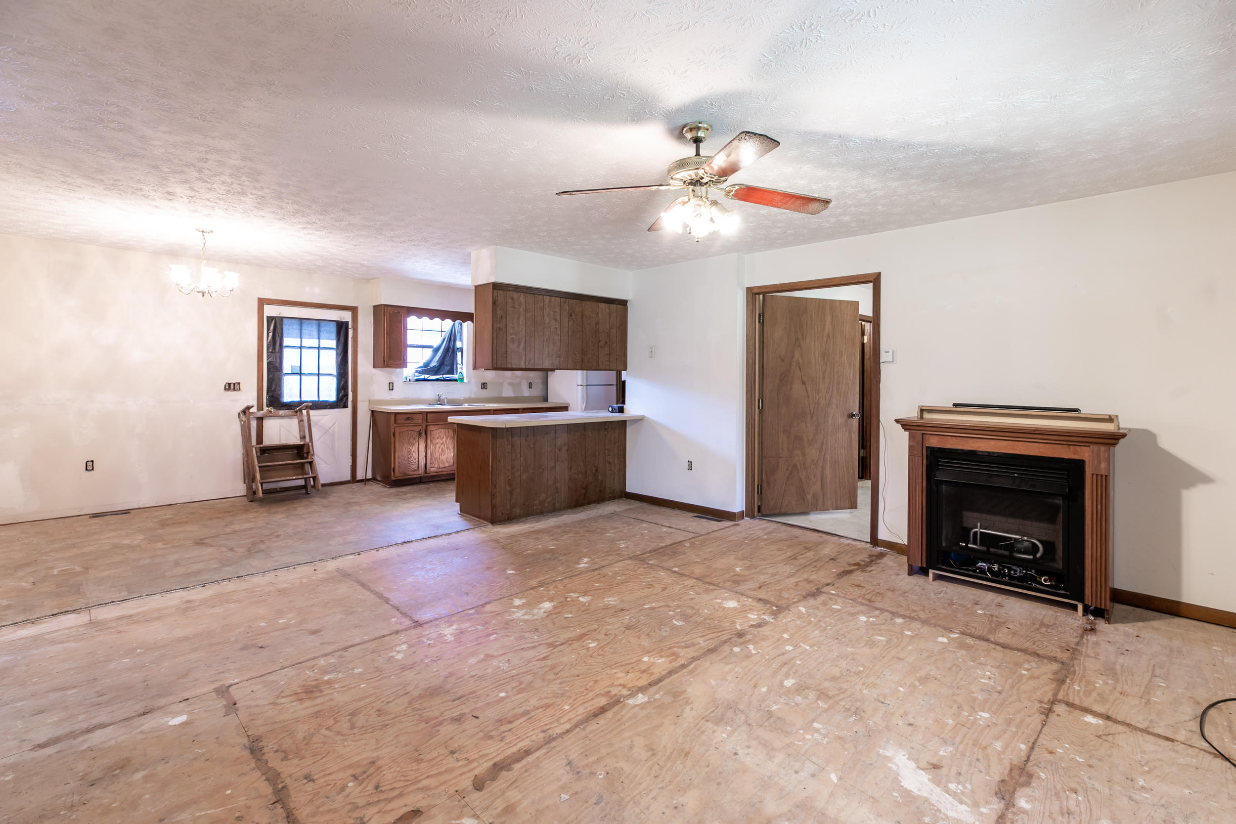 768 Davis Chapel Road La Follette, TN 37766 - Photo 5 of 33 living room