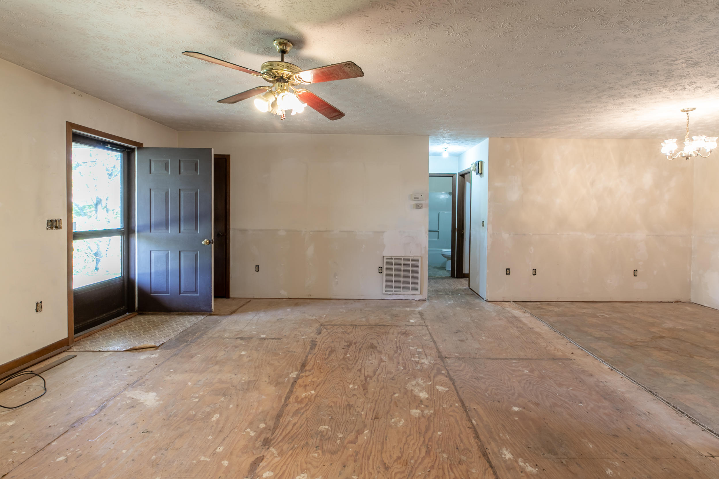 768 Davis Chapel Road La Follette, TN 37766 - Photo 8 of 33 living room