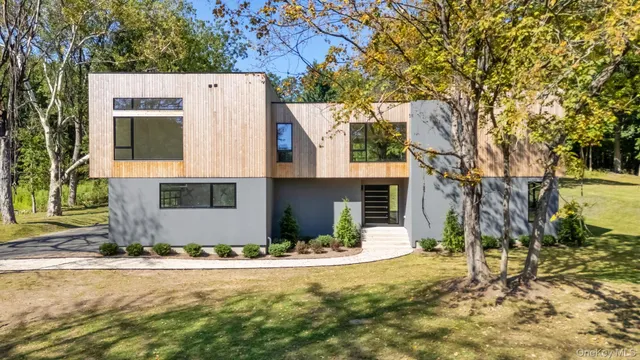 a view of a house with a yard