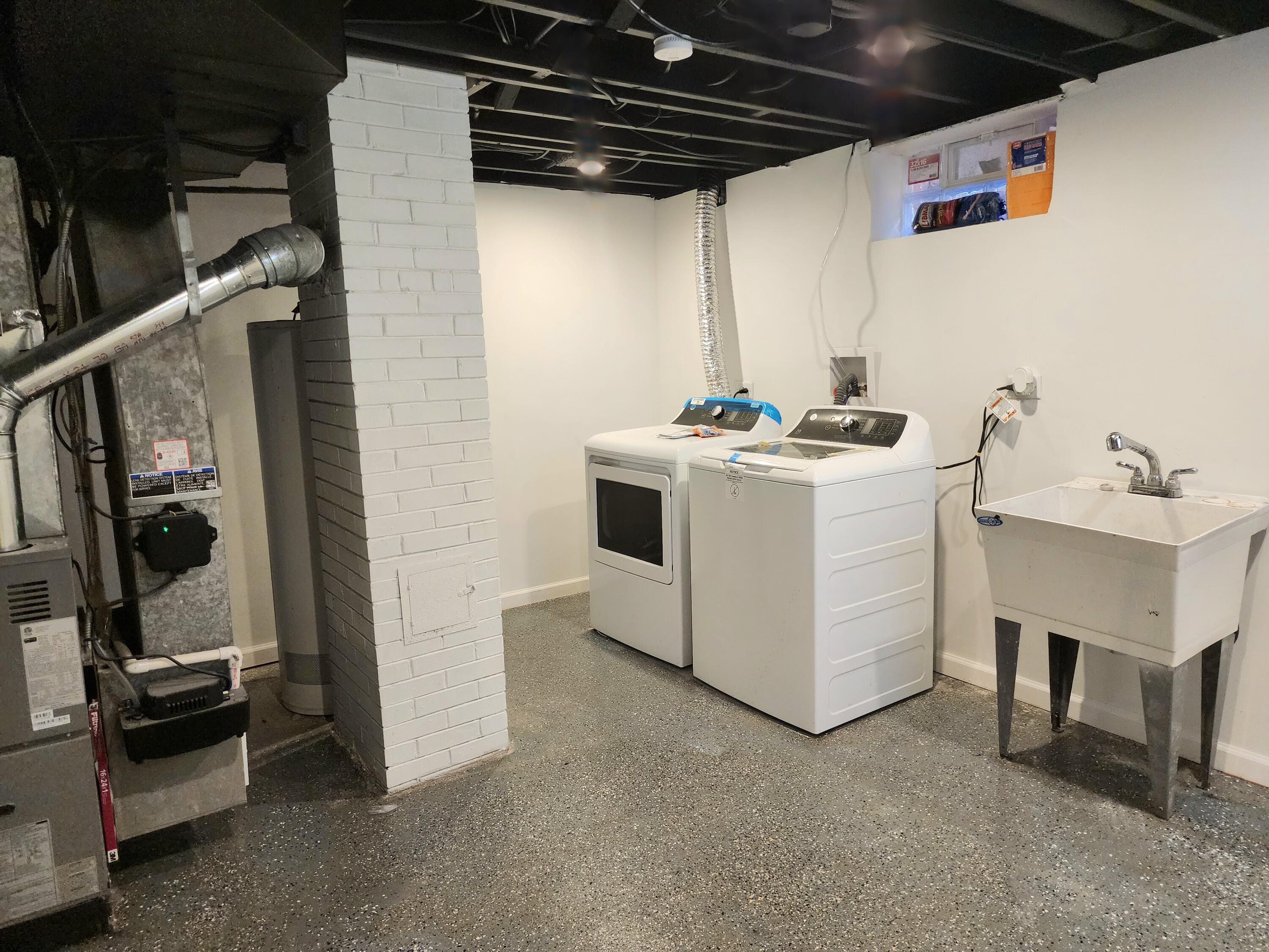 851 Johnson Street Gary, IN 46402 - Photo 18 of 24 a utility room with dryer and washer