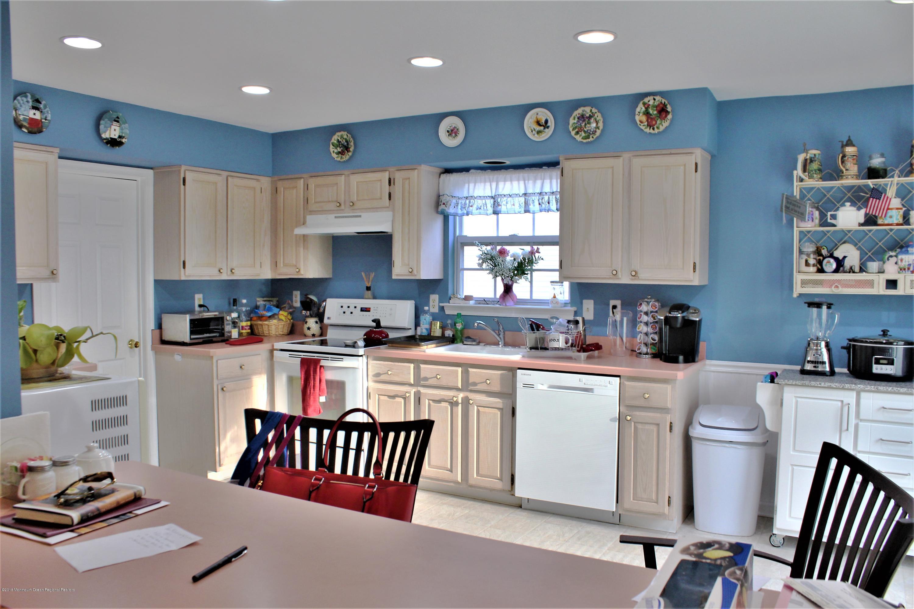 32 Netty Street Howell, NJ 07731 - Photo 15 of 52 kitchen