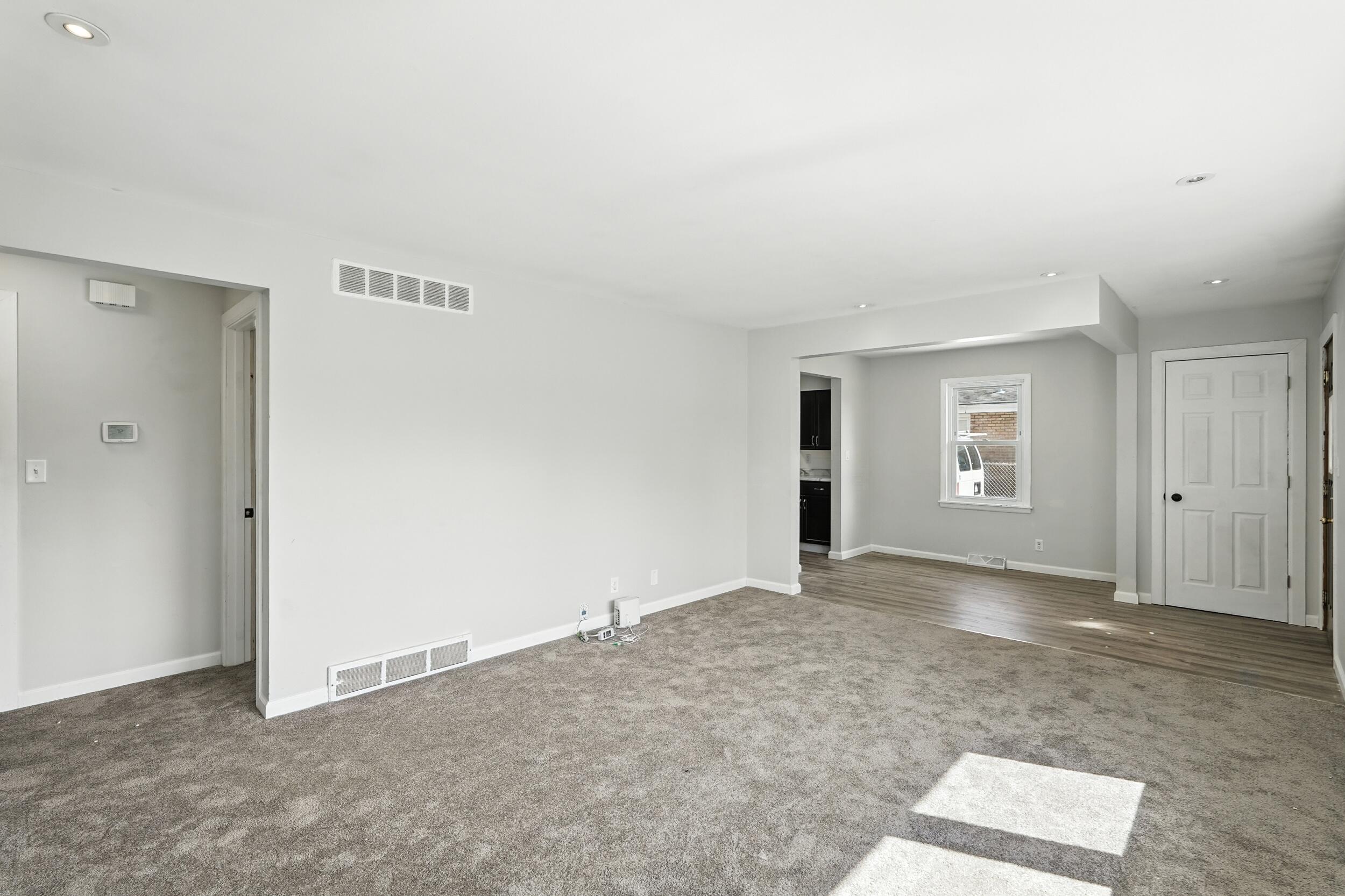 913 Dwiggins Griffith, IN 46319 - Photo 5 of 17 2500x1667