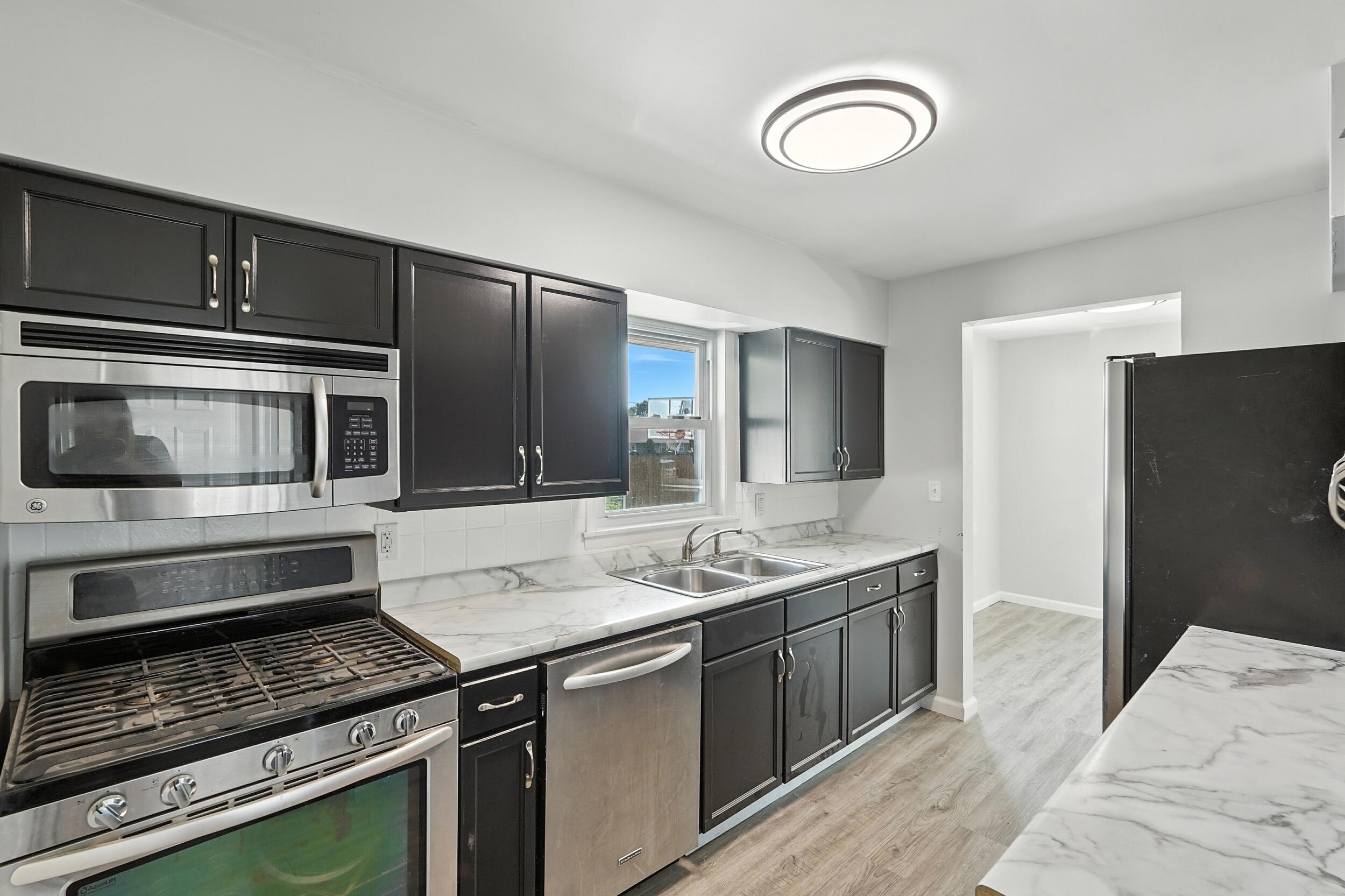 913 Dwiggins Griffith, IN 46319 - Photo 8 of 17 2500x1665