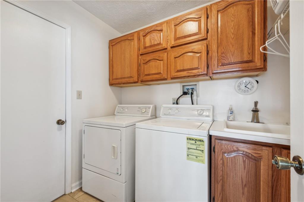 320 Talon Drive Irwin, PA 15642 - Photo 16 of 37 a utility room with dryer and washer