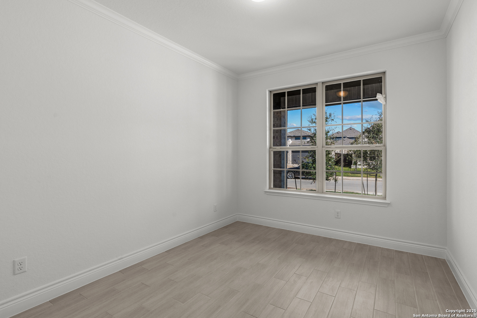 4044 Paddock Trail Seguin, TX 78155 - Photo 5 of 37 an empty room with a window
