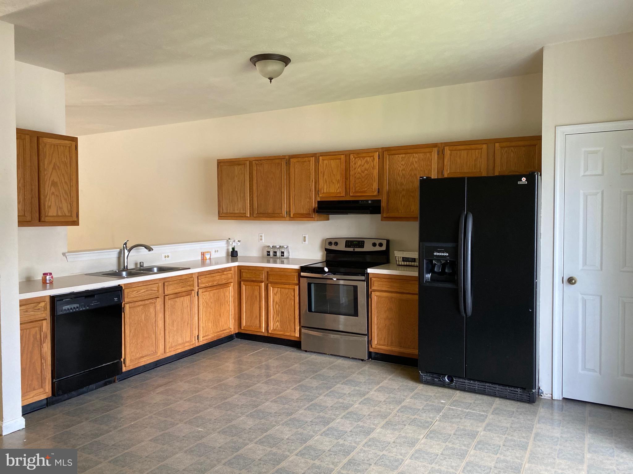 122 Cherry Tree Lane Elkton, MD 21921 - Photo 4 of 7 Large eat-in kitchen