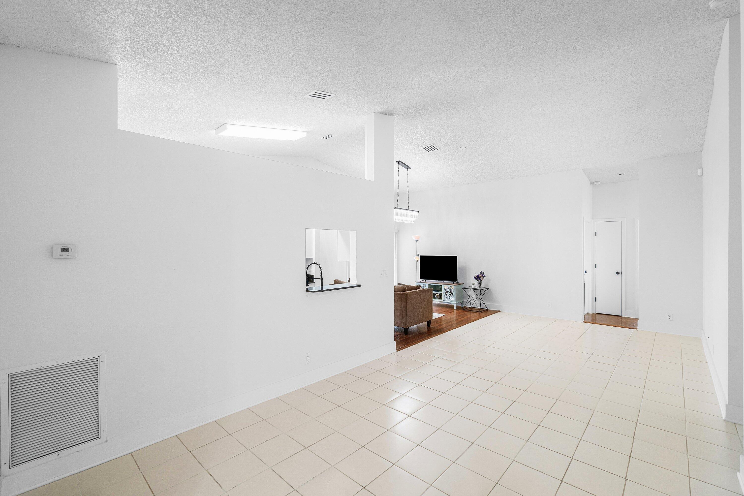 14 Ripley Way Boynton Beach, FL 33426 - Photo 2 of 32 Dining/Living