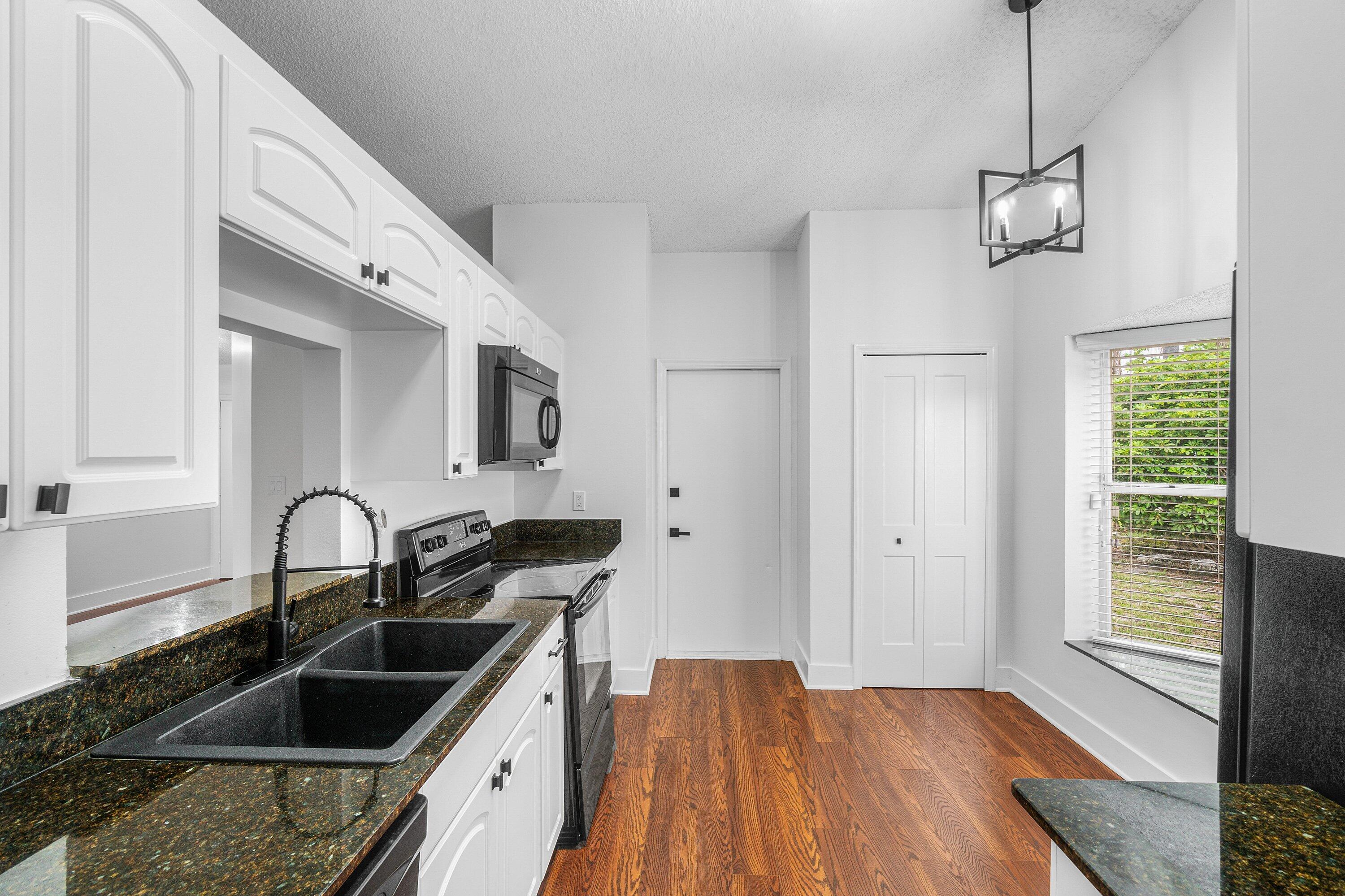 14 Ripley Way Boynton Beach, FL 33426 - Photo 8 of 32 Kitchen