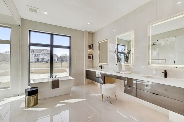 $2,750,000 | 60 Wood Oaks Drive, South Barrington, IL 60010