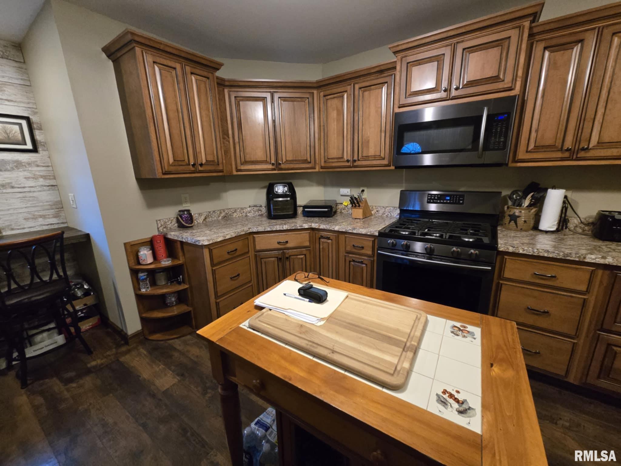238 West Vine Street Canton, IL 61520 - Photo 5 of 43